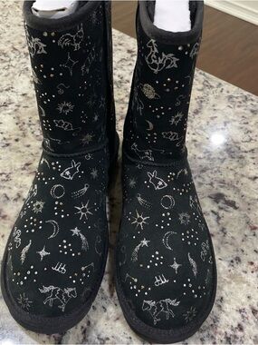 UGG CLASSIC ZODIAC WOMEN'S SHORT BLACK SUEDE SHEEPSKIN  BOOTS SIZE 10